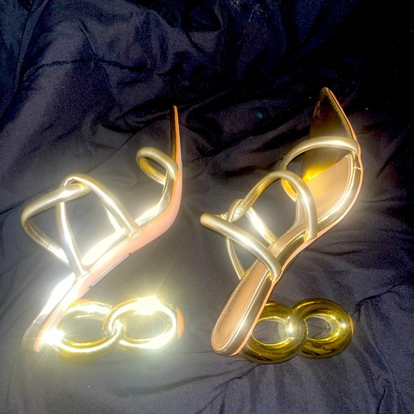 Loop ring gold heels!!  Never worn!! - Picture 2 of 3